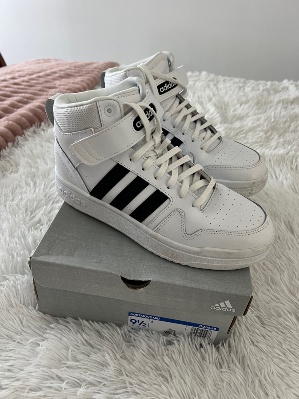 Ladies Adidas sneakers. Size 91/2.